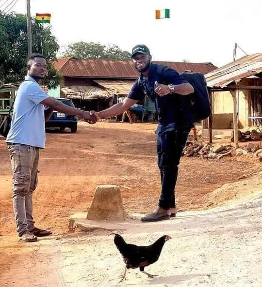 Two people shaking hands across Ghana/Cote D’Voire border. Credit: Les Ethnies De La Cote D’ivoire Et D’afrique